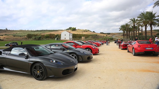 
Bộ đôi Ferrari F430 Spider và Coupe trong bộ áo đen.
