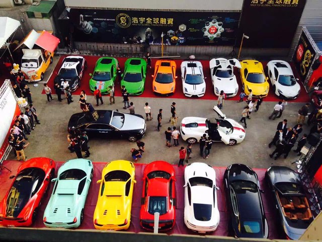 
Tổng cộng có đến 16 siêu xe xuất hiện trong ngày khai trương, công ty tài chính tại thành phố Đài Trung, Đài Loan.
