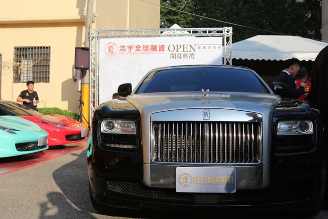 Rolls-Royce Ghost chiếc xe quý tộc duy nhất xuất hiện trong ngày khai trương.