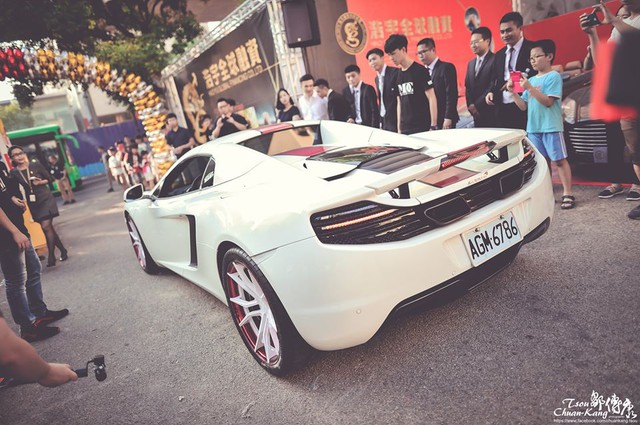 
Siêu xe mui nổi bật trong bộ áo trắng, sọc đỏ cùng la-zăng độ ấn tượng. Ngoài ra, còn một siêu phẩm nữa đến từ hãng McLaren là 650S cũng xuất hiện trong buổi tiệc siêu xe trị giá hơn 100 tỷ đồng.
