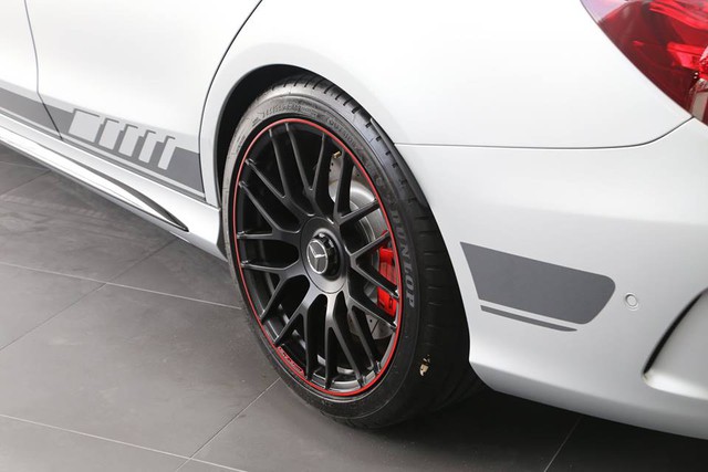 Mercedes-AMG C63 S Edition 1 nổi bật trong bộ áo màu bạc, cùng đường sọc đen chạy dài bên hông xe. Ngoài ra, hàng độc còn được trang bị bộ la-zăng Performance màu đen mờ với viền đỏ nổi bật.