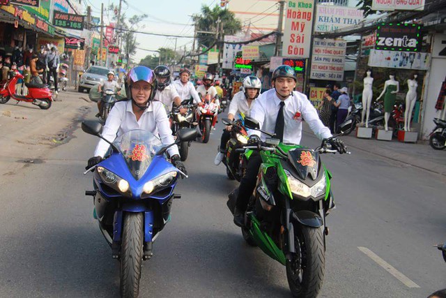 
Nổi bật có sự xuất hiện của nữ biker Tô Cẩm Linh nổi tiếng với hành trình xuyên việt một mình 6 ngày cùng chiếc Yamaha R1.
