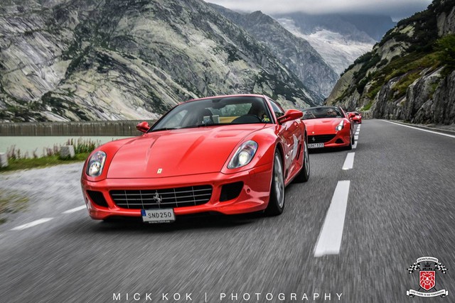Bộ đôi siêu ngựa Ferrari 599 GTB cùng Ferrari California T trong khung cảnh thần tiên.