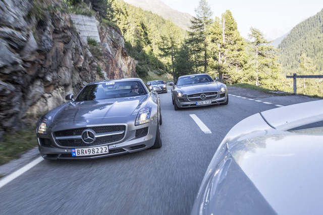 Bộ đôi siêu xe cửa cánh chim SLS AMG.