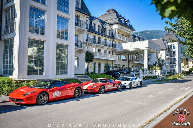 
Hàng cổ Ford GT (giữa) đọ dáng cùng bộ đôi siêu xe nổi tiếng Ferrari 458 Italia và Lamborghini Huracan LP610-4.
