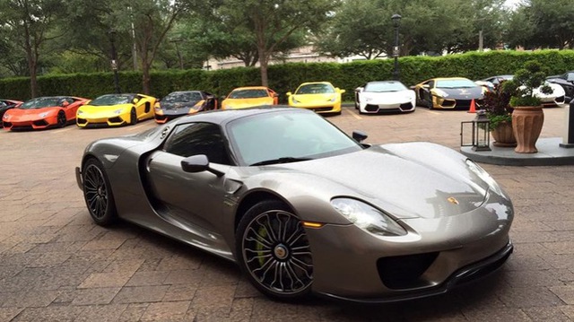 
Porsche 918 Spyder xuất hiện trong ngày đầu tiên hành trình Gia Lai Rally 2015.
