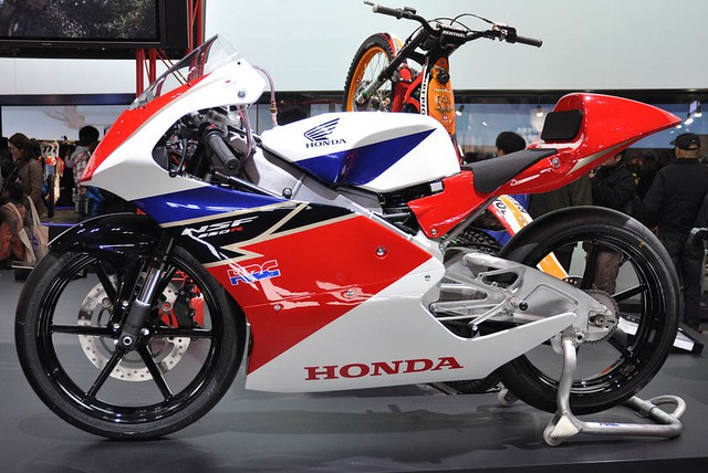 Đoan Trang hi vọng sẽ là 1 trong 22 người cầm lái chiếc Honda NSF250R trong trận chung kết. Đoan Trang hi vọng sẽ là 1 trong 22 người cầm lái chiếc Honda NSF250R trong trận chung kết.