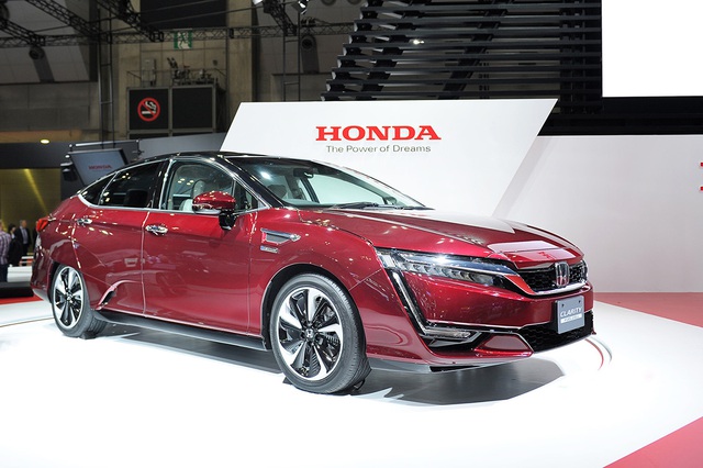 
Clarity Fuel Cell là mẫu xe chạy bằng pin nhiên liệu (FCV) thương mại đầu tiên của Honda. Hệ dẫn động chạy pin nhiên liệu đặt dưới nắp capô cho phép tận dụng tối đa không gian nội thất để đủ cho 5 người lớn. Honda Clarity Fuel Cell có thể hoàn thành quãng đường hơn 700 km. Ngoài ra, khi kết hợp với bộ kích đổi nguồn bên ngoài, xe có thể trở thành một “nhà máy điện di động”, giúp cung cấp điện năng trong trường hợp khẩn cấp.
