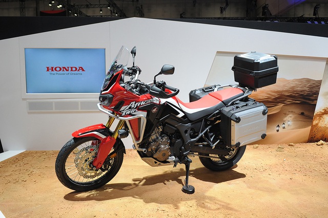 
Honda CRF1000L Africa Twin với khả năng vận hành vượt trội trên mọi loại địa hình, cả on-road và off-road. Xe dự kiến sẽ được giới thiệu ra thị trường vào cuối năm 2015 và cạnh tranh cùng BMW R1200GS cũng như Ducati Multistrada.
