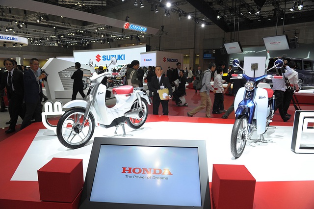 
Cặp đôi xe concept được ra đời dựa trên Honda Super Cub huyền thoại. Trong đó, chiếc màu trắng là Honda EV Cub với hệ dẫn động điện.
