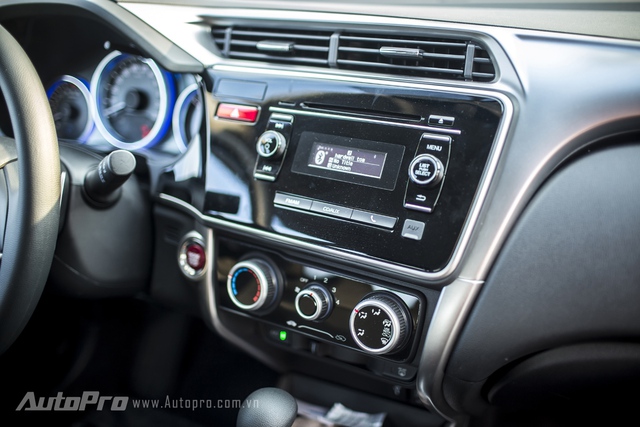 
Bảng điều khiển trung tâm khá đơn giản. Tuy nhiên, lái xe có thể bỏ tiền để thay thế bằng màn hình LCD kích thước lớn hơn.

