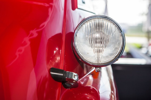
Đèn pha tròn cổ điển cũng là một đặc trưng của BMW Isetta.
