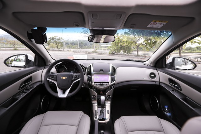 
Không gian nội thất khá đầy đủ của Chevrolet Cruze 2015.
