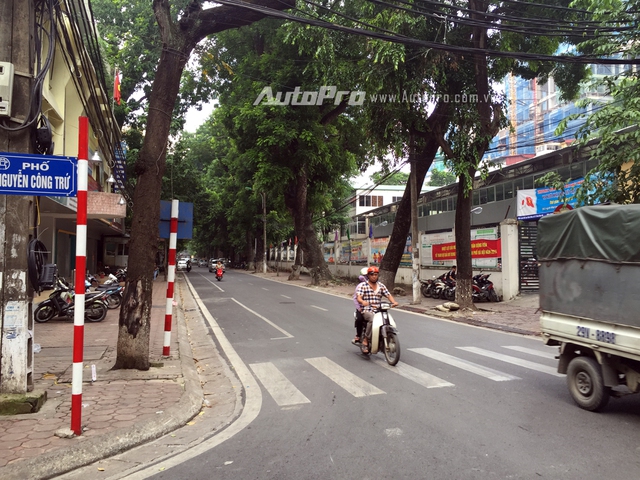 
Phố Tăng Bạt Hổ là tuyến phố được phép lưu thông 2 chiều. Chiều từ Nguyễn Công Trứ rẽ vào Tăng Bạt Hổ chỉ cấm xe ôtô.
