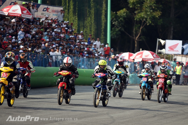 
Vòng đua thứ 9 của giải đua Honda Racing diễn ra tại Bình Dương ngày 17/10/2015.
