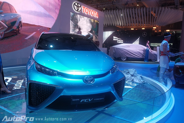 
...và mẫu xe Toyota FCV concept.
