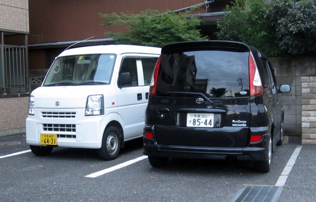 
Xe Kei-car ở Nhật có biển số màu vàng, phân biệt với xe thường biển trắng.
