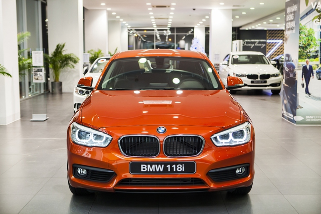 
BMW 1-Series là mẫu xe hatchback cho gia đình với kích thước dài 4.329 mm, rộng 1.984 mm và cao 1.440 mm. Bước sang phiên bản mới, BMW 1-Series đi kèm đầu xe với lưới tản nhiệt kép hình quả thận cùng đường gân dập nổi trên nắp capô.
