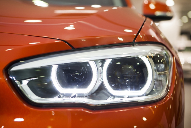 
Ngoài thiết kế đặc trưng của BMW ở phần đầu xe, 1-Series còn có đèn pha LED cùng mí đèn mạ crôm như một điểm nhấn. Thêm vào đó là hốc gió tích hợp đèn sương mù được mở rộng. 
