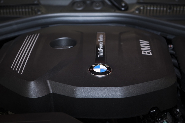 
“Trái tim” của BMW 118i mới tại Việt Nam là khối động cơ 3 xi-lanh thẳng hàng, TwinPower Turbo, dung tích 1,5 lít, kết hợp với những công nghệ &nbsp;như Valvetronic, Double-VANOS và HPI. Động cơ sản sinh công suất tối đa 136 mã lực và mô-men xoắn cực đại 220 Nm tại 1.350 vòng/phút. Sức mạnh được truyền tới bánh thông qua hộp số tự động Steptronic 8 cấp. Nhờ đó, BMW 118i mới có thể tăng tốc từ 0-100 km/h trong 8,5 giây, đạt vận tốc tối đa 210 km/h và tiêu hao lượng xăng trung bình chỉ 5.0 lít/100 km. 
