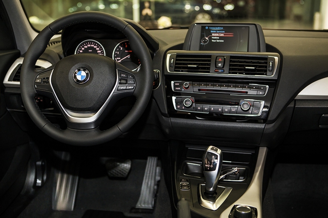 
Nội thất của BMW 1-Series hài hòa và tiện dụng với các chi tiết được bố trí hợp lý. Có thể kể đến bảng táp-lô với những đường nét đơn giản và các chi tiết được ốp nhôm ánh bạc Satin Silver.
