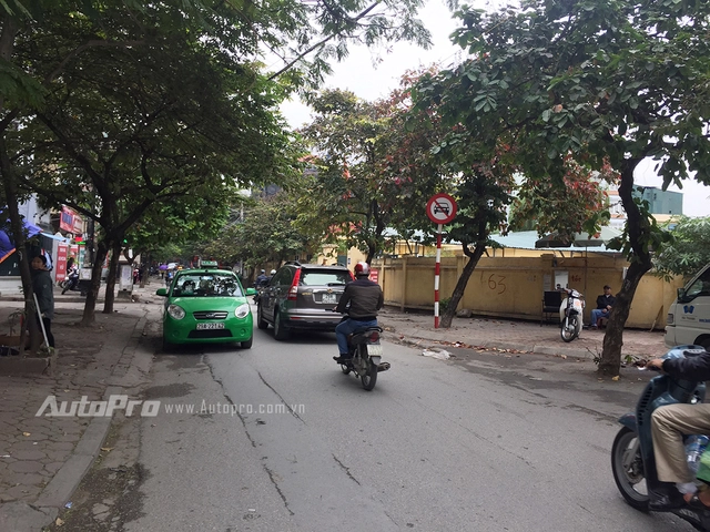 
Một số xe ôtô chấp nhận đi bừa vào đường cấm ôtô - phố Vũ Thạnh.
