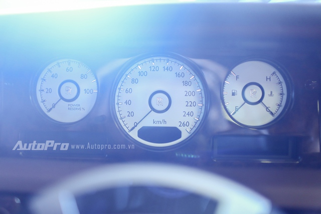 
Mặt đồng hồ dạng cơ hiển thị các thông số của xe như vòng tua máy, tốc độ, nhiên liệu và nhiệt độ động cơ.
