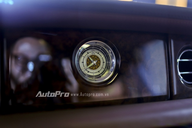 
Đồng hồ trung tâm của xe cũng được khắc biểu tượng trống đồng.
