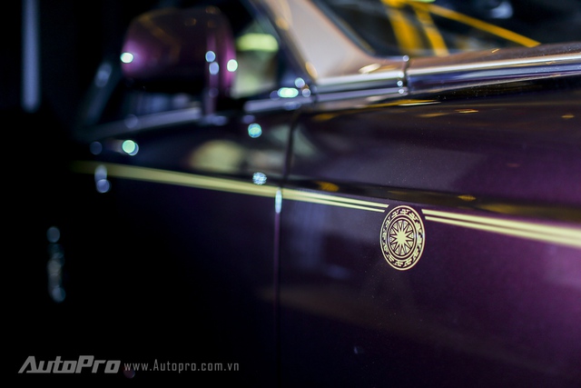 
Đường coachline kép chạy dọc thân xe cùng biểu tượng trống đồng được các nghệ nhân của Rolls-Royce làm tỉ mỉ.
