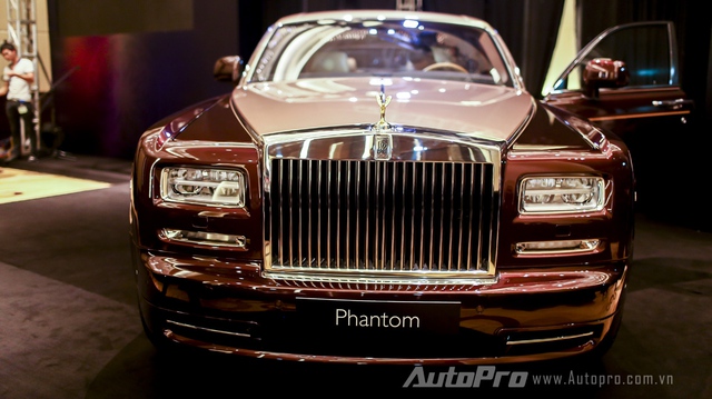 
Đầu xe với mặt ca-lăng kiểu lò sưởi đặc trưng của Rolls-Royce.
