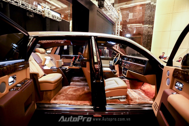 
Cửa bản lề ngược suicide doors quen thuộc của dòng xe Rolls-Royce Phantom.
