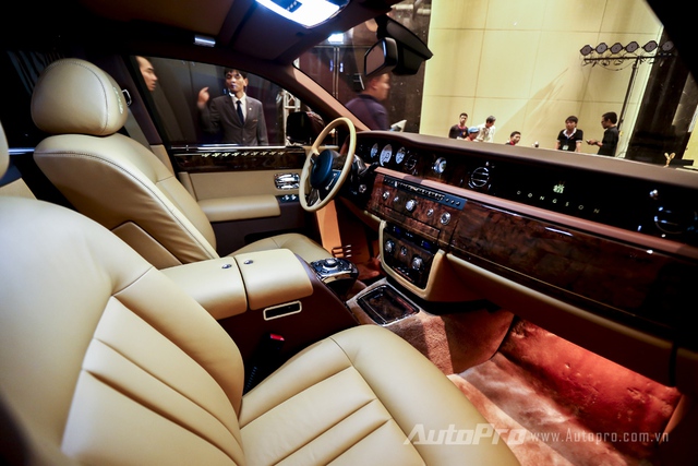 
Khoang lái rộng rãi và tách biệt của Rolls-Royce Phantom Lửa thiêng.
