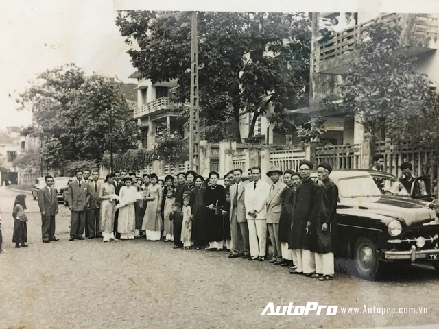 
Gia đình hai bên trong đám cưới hoành tráng tại Hà Nội vào năm 1952.
