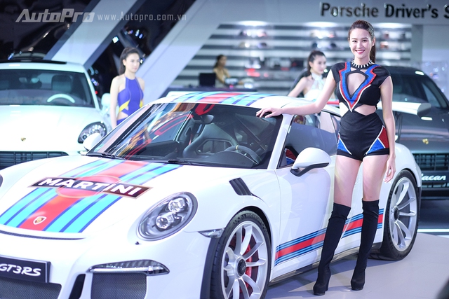 Siêu mẫu Phan Hà Phương bên chiếc xe Porsche 911 GT3 RS.