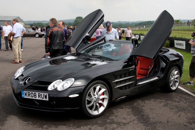 
Mercedes Benz SLR McLaren trang bị cửa cánh bướm
