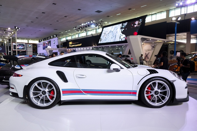 So với phiên bản tiền nhiệm, Porsche 911 GT3 RS mới có thân xe rộng hơn 30 mm ở phía sau và 80 mm ở phía trước. Với chiều dài trục cơ sở tăng 100 mm và tính năng tiêu chuẩn đánh lái bánh sau, 911 GT3 RS đại diện cho một thế hệ phong cách lái xe cùng độ ổn định mới, hứa hẹn khả năng linh hoạt và hiệu suất lái vượt trội.