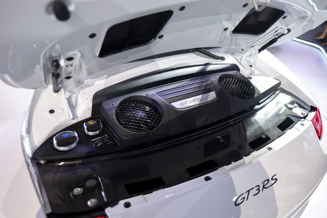 Động cơ V6 dung tích 4L áp dụng công nghệ phun xăng trực tiếp trên Porsche 911 GT3 RS.