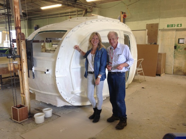 Cathy Chamberlain và Mike Williams, hai nhà thiết kế của Go Barefoot bên khung chiếc Barefoot Caravan