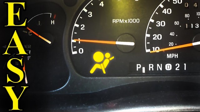 
Hãy quan sát kỹ đèn báo túi khí trên bảng chỉ báo điều khiển của xe.
