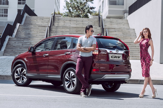 Nhằm đáp ứng nhu cầu sở hữu xe có phong cách thời trang, cá tính hơn của khách hàng, Honda Việt Nam đã bổ sung thêm màu đỏ cho CR-V.