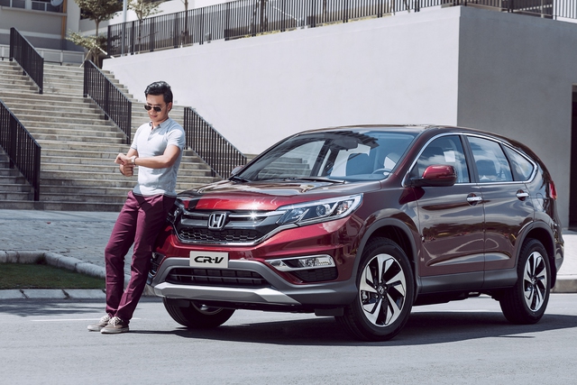 Đặc biệt, Honda CR-V được trang bị rất nhiều tính năng an toàn tiêu chuẩn nhằm đảm bảo sự tự tin và an tâm tuyệt đối cho người lái trên mọi hành trình. Nhờ đó, Honda CR-V được vinh dự xướng tên tại lễ vinh danh những mẫu xe có kết quả an toàn hàng đầu tại khu vực Đông Nam Á - ASEAN-NCAP Grand Prix Awards 2014 vào tháng 8/2014 với kết quả với kết quả ASEAN NCAP 5 sao, cao nhất trong hạng mục an toàn.