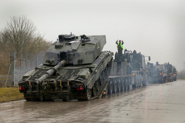 Các xe tăng hạng nặng có thể dễ dàng lên xuống rơ-moóc.