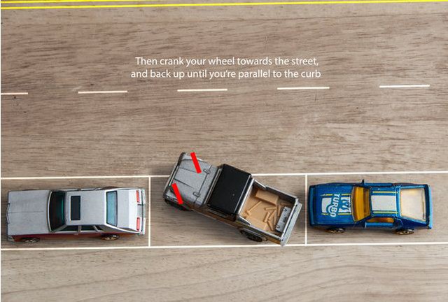 Trả lái hướng về góc phố và tiếp tục lùi tới khi xe bạn đỗ song song với lề đường