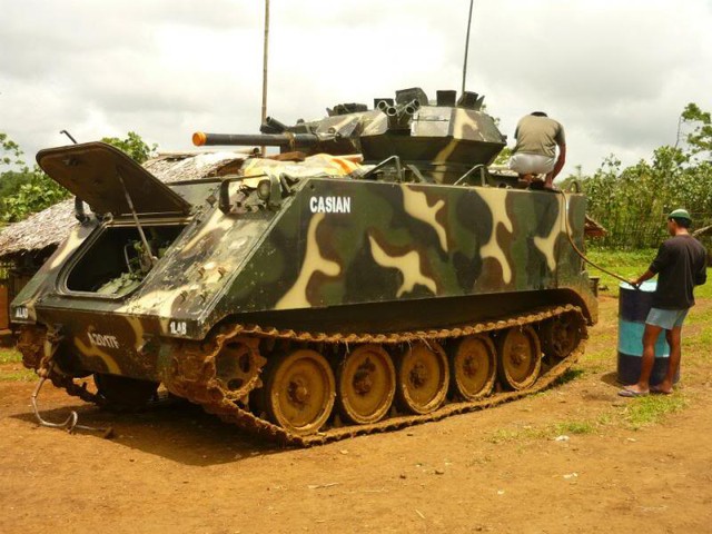 
Phiên bản thiết giáp M113A2 của Philippines mang tháp pháo 76 mm.
