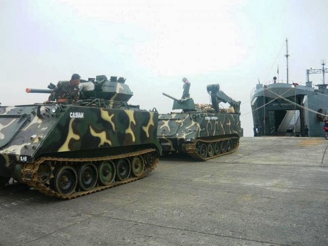 
Quân đội Philippines thực hành tác chiến đổ bộ từ tàu hải quân.
