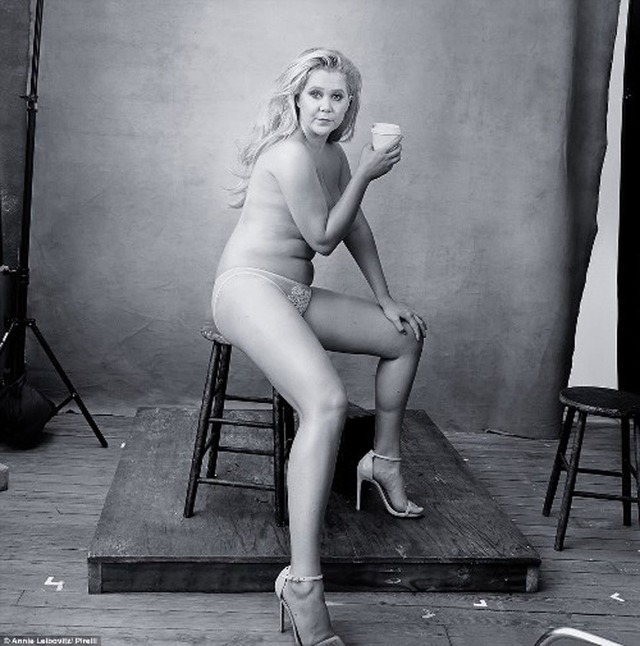 Nữ diễn viên hài Amy Schumer là trường hợp hiếm hoi “cởi đồ” trên ảnh lịch Pirelli 2016.