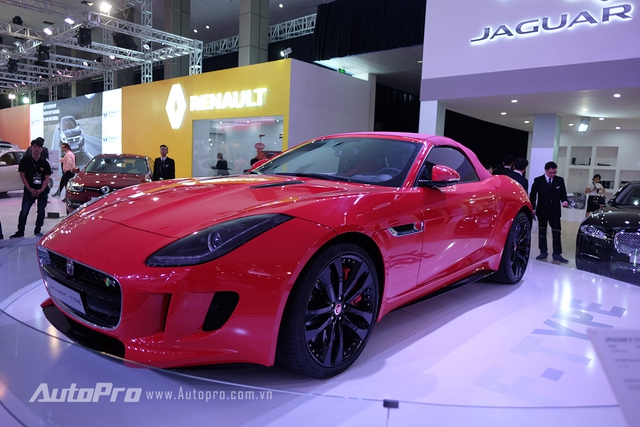 
Jaguar F-Type R với màu đỏ hút mắt tại VIMS 2015.
