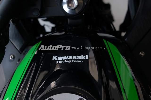 
Tên đội đua Kawasaki Racing Team xuất hiện trên bình xăng như dấu hiệu nhận biết. Kawasaki Ninja 300 ABS sở hữu bình xăng 17 lít. Mức tiêu thụ nhiên liệu trung bình từ 3,4 - 4,35 lít/100 km, tùy từng điều kiện đường sá.
