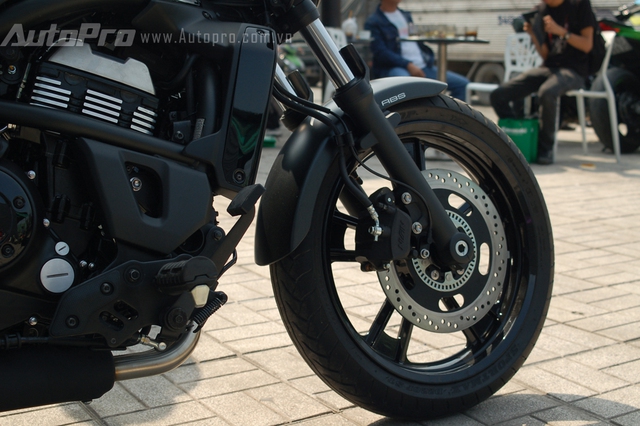 Mẫu xe cruiser 650 phân khối xuất hiện tại thị trường Việt Nam được trang bị hệ thống chống bó cứng phanh ABS.