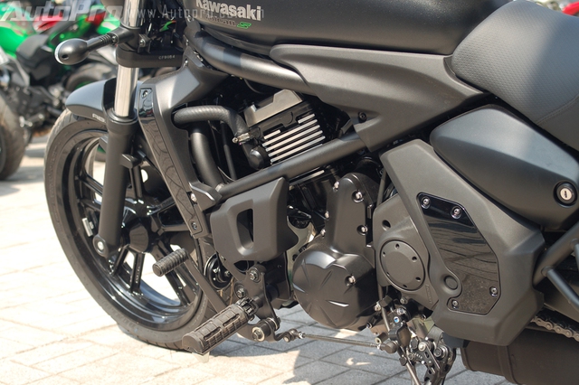 Gác chân trên Kawasaki Vulcan S 2015 có thể tùy chỉnh 3 vị trí gồm tiêu chuẩn, 25 mm về phía trước và 25 mm lùi về sau, mang đến tư thế ngồi thoải mái cho các biker trên cung đường dài.